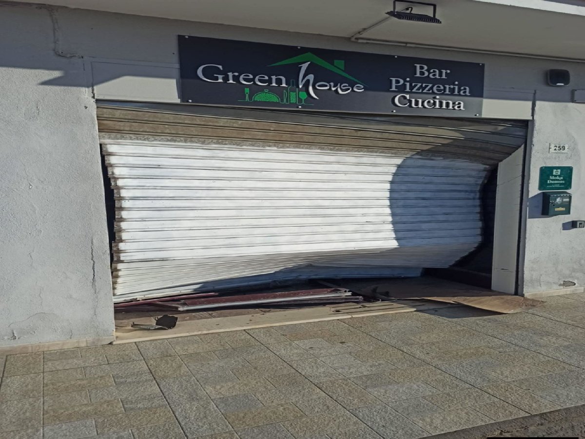 Quartu, sfondano con l’auto la serranda della pizzeria “Green House” e scappano con la cassa