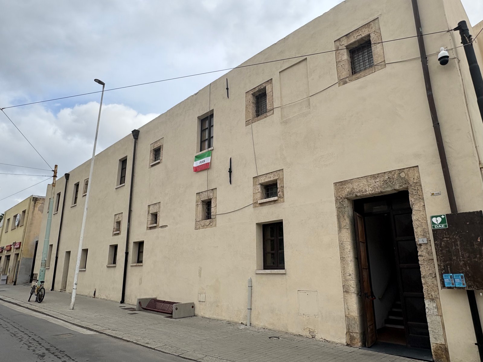 Quartu espone la bandiera delle proteste iraniane, con il nome del Paese nella banda bianca centrale