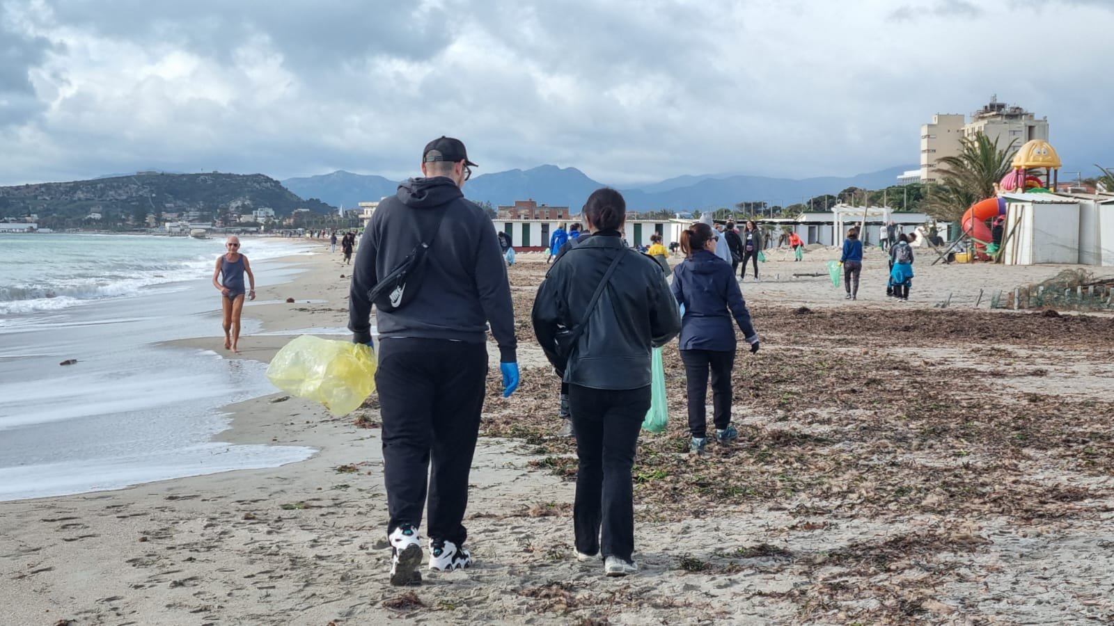 Spiaggia coperta dai rifiuti dopo il ciclone Harry: i volontari puliscono il Poetto a Cagliari