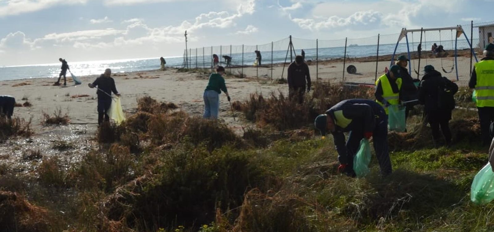 Cagliari, dopo il ciclone i volontari ripuliscono il Poetto: “Raccolti quintali di rifiuti”