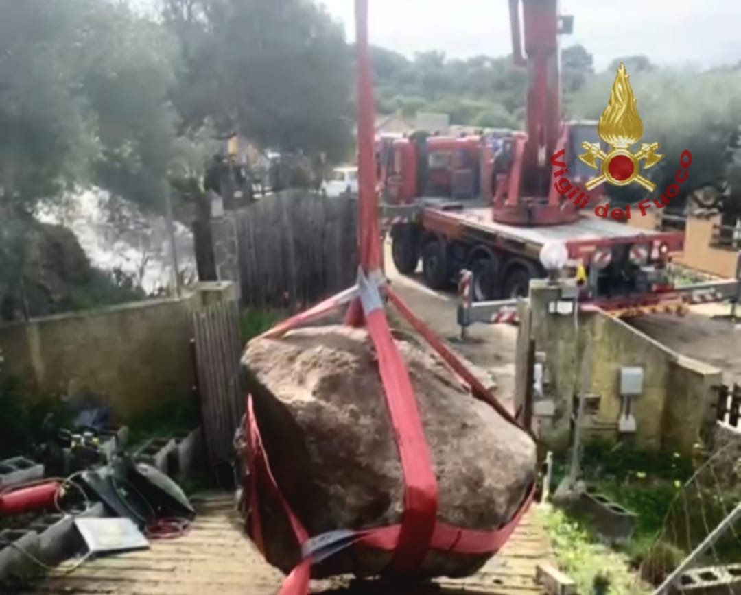 Tragedia sfiorata a Quartu, masso di 3,5 tonnellate precipita vicino a una casa