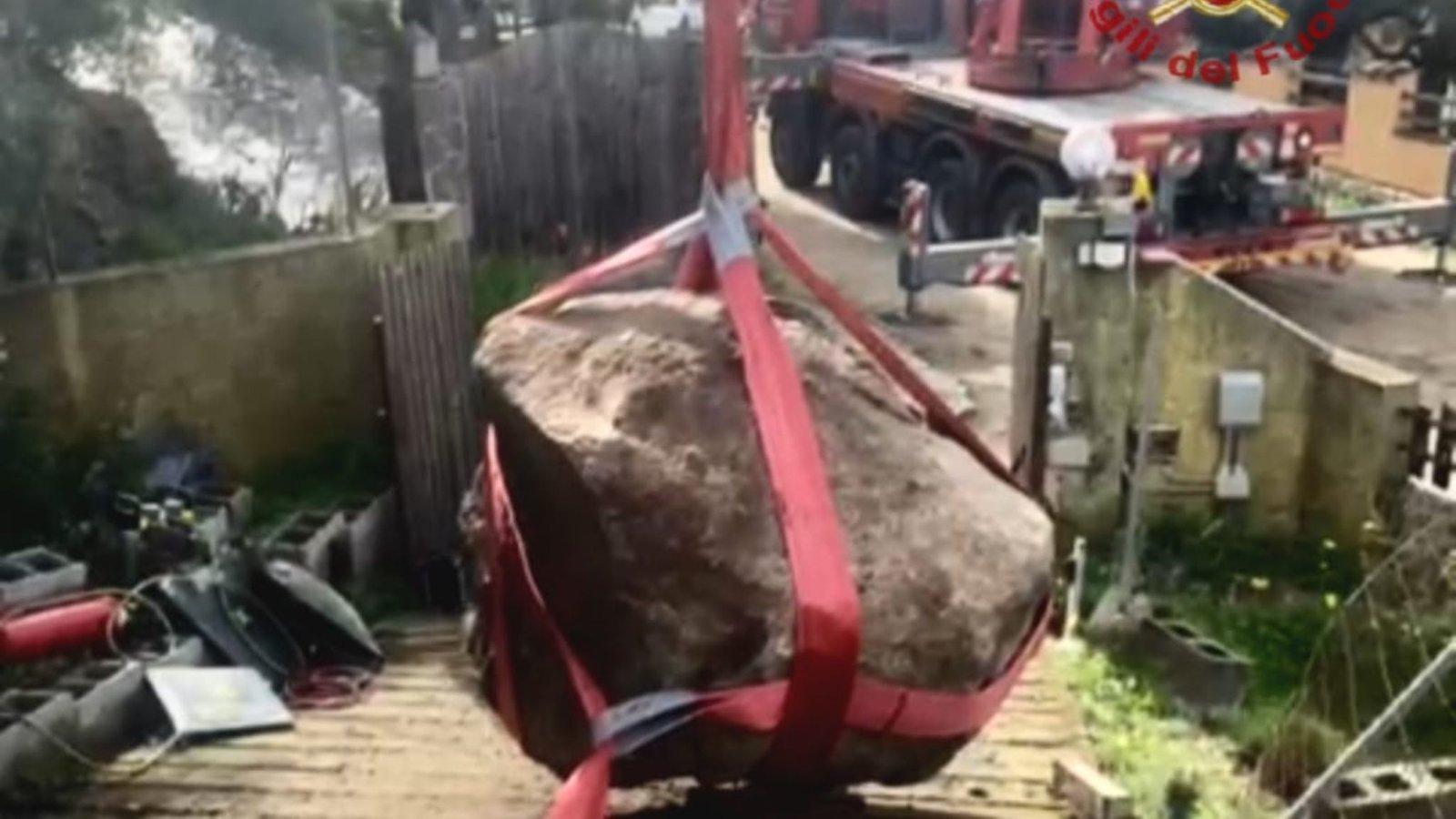 Quartu, grosso masso di granito rimosso dinnanzi alla casa di due anziani