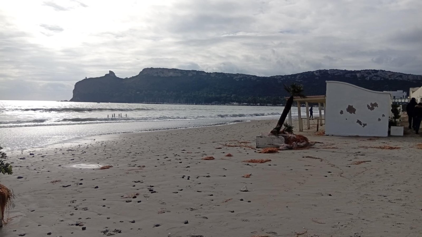 Ciclone Harry, spiagge ko tra alghe e rifiuti da Cagliari alla costa sud: a rischio i turisti della primavera