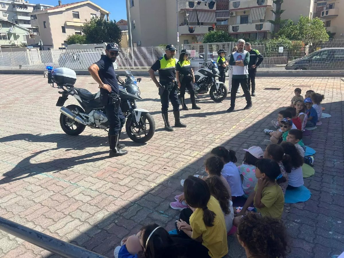 Svolte, precedenze e casco anche in bici: successo a Quartu per le “baby” lezioni di sicurezza stradale