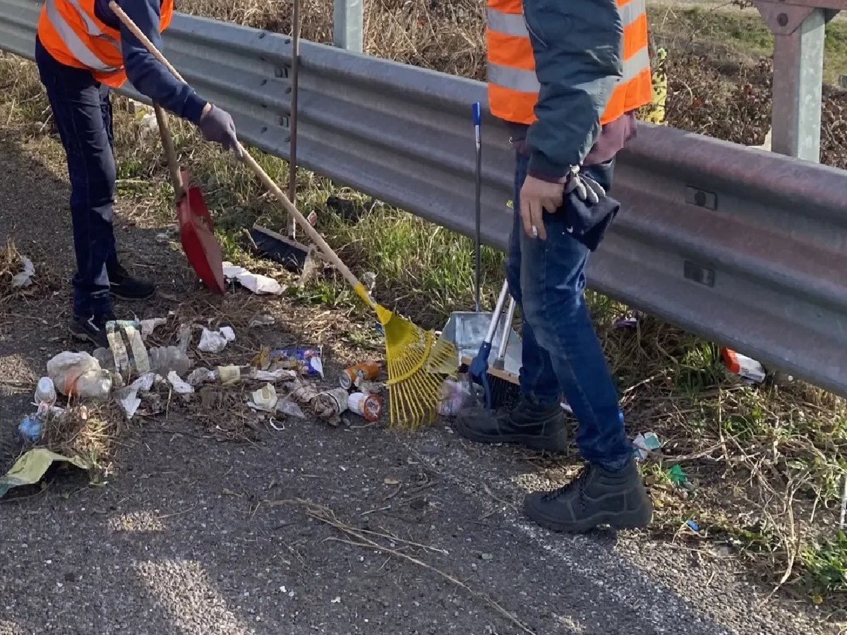 Rifiuti ai bordi delle strade sarde, saranno ripulite dai disoccupati: 5 milioni dalla Regione
