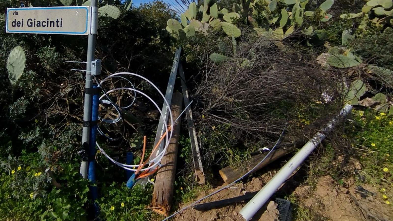 Quartu, pali telefonici abbattuti dal maltempo: “Siamo isolati da oltre 10 giorni”