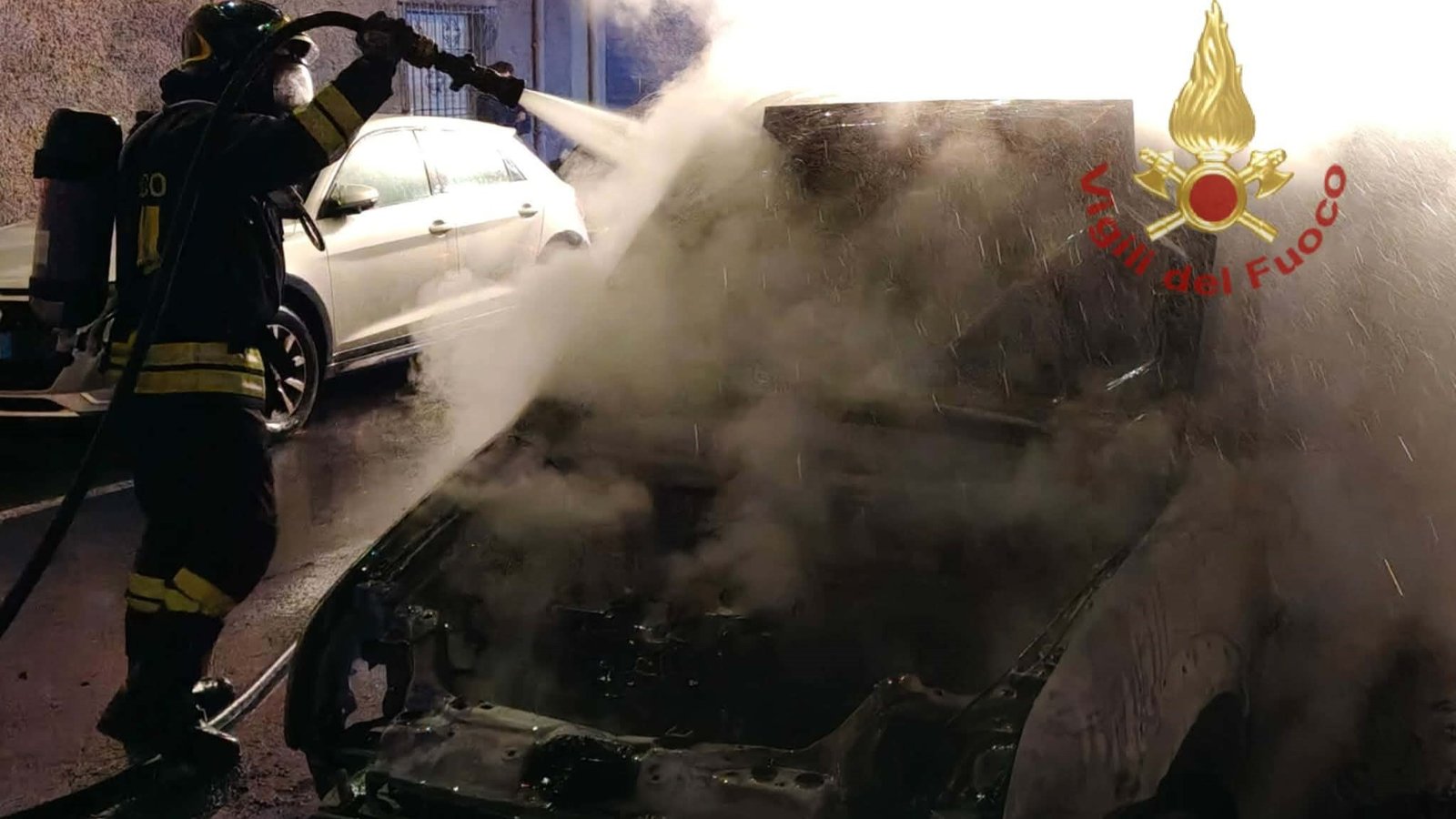 Notte di roghi tra Cagliari e Quartu, tre mezzi in fiamme