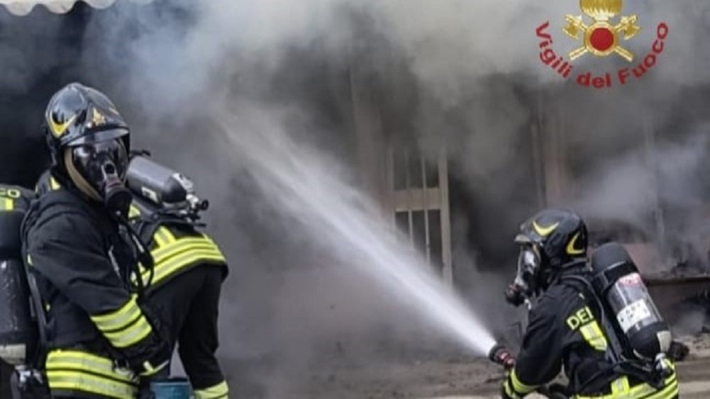Incendio in una loggia a Flumini, gravemente ustionato un cane