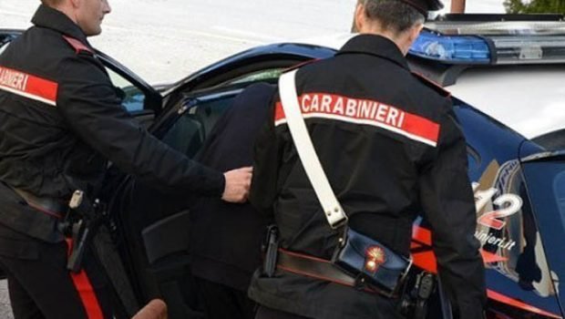 Scorta di droga in casa mentre è ai domiciliari, 29enne finisce a Uta
