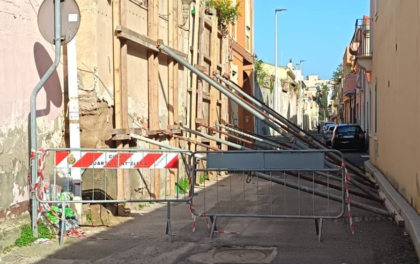 Quartu, la casa abbandonata che isola centinaia di cittadini: “Le transenne bloccano un’intera strada”