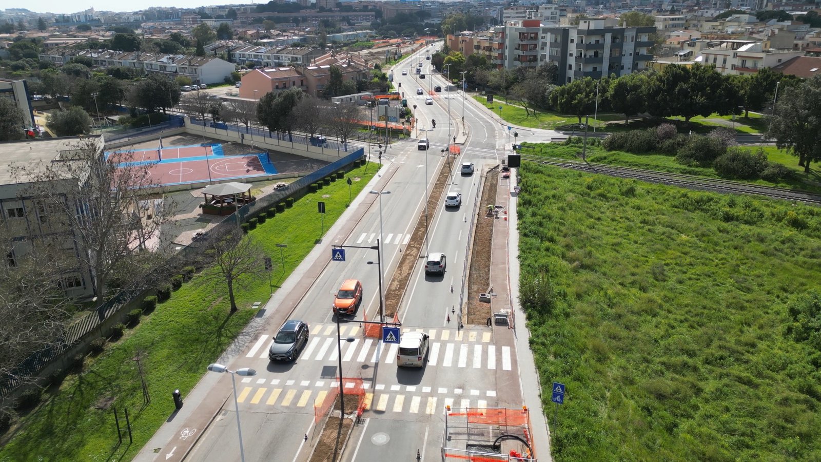 Cagliari, pista ciclabile e carreggiata ridotta in via Vesalio: scontro politico