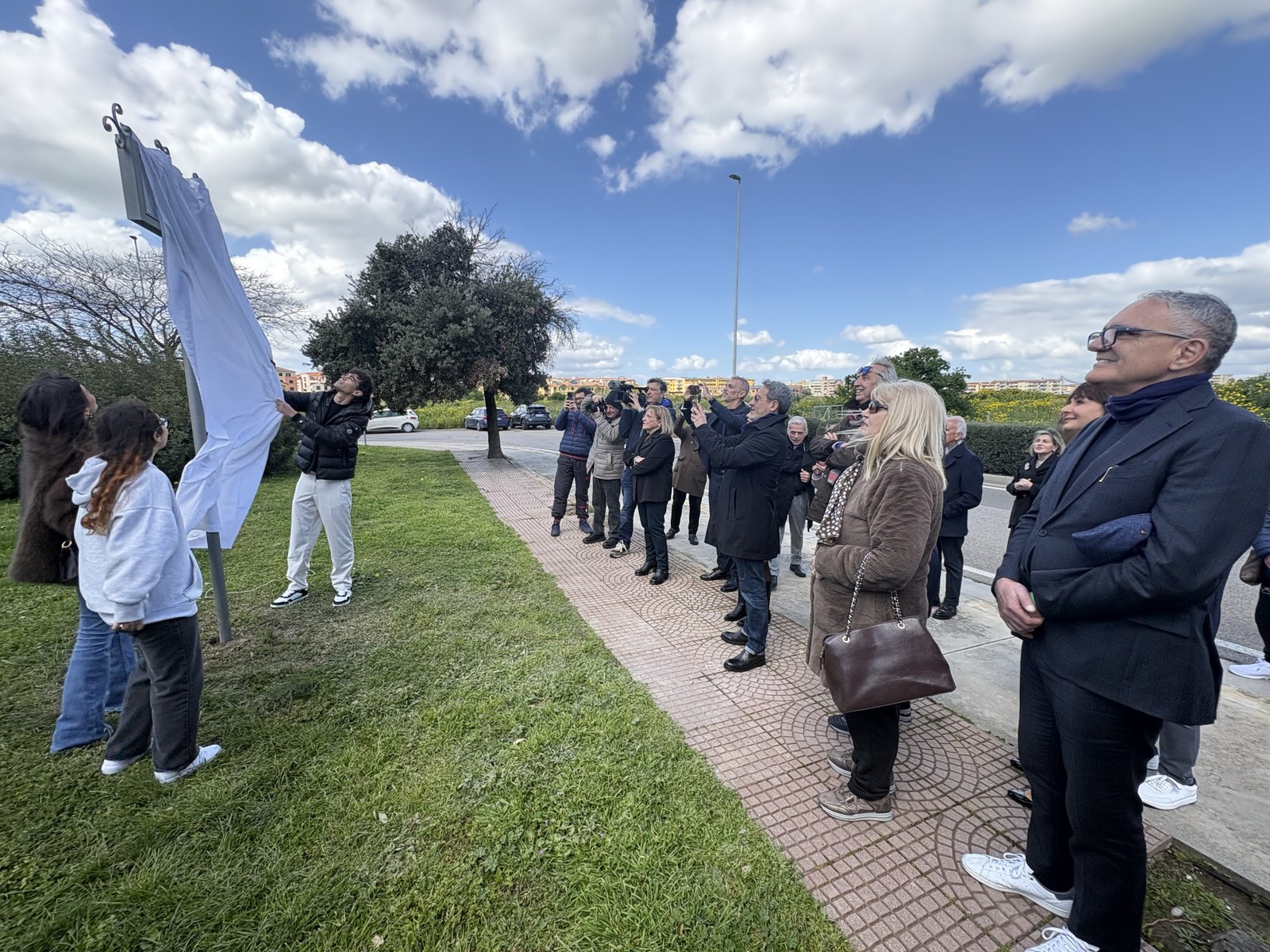 Alla presenza della famiglia e di una folta rappresentanza istituzionale, inaugurata a Quartello piazza Natale Dessì