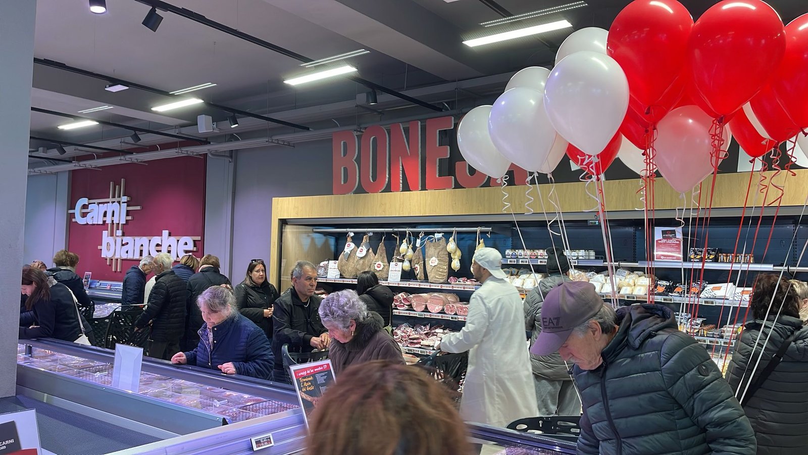 Quartu, assalto a Ep Supercarni: folla e auto in coda per l’inaugurazione del negozio