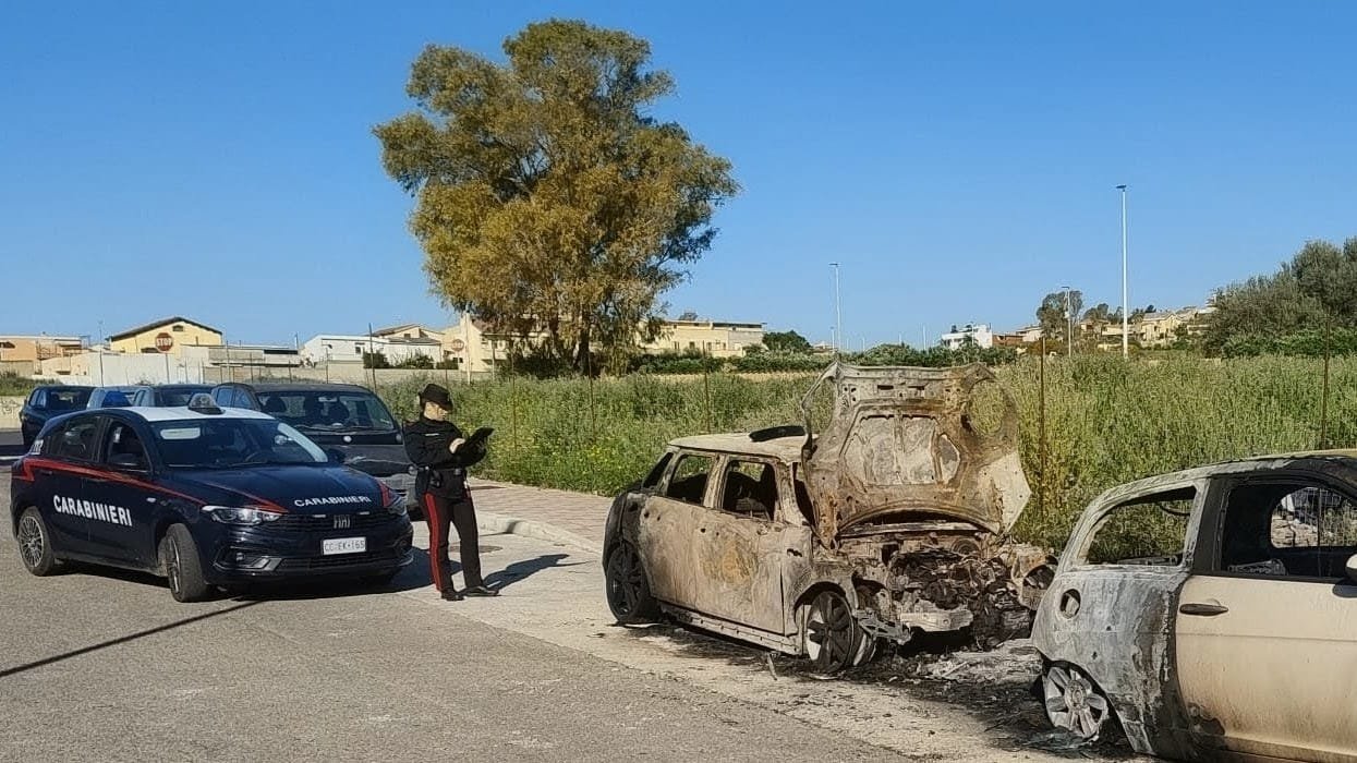 Emergenza auto bruciate: 4 vetture in fiamme nella notte tra Cagliari e Assemini