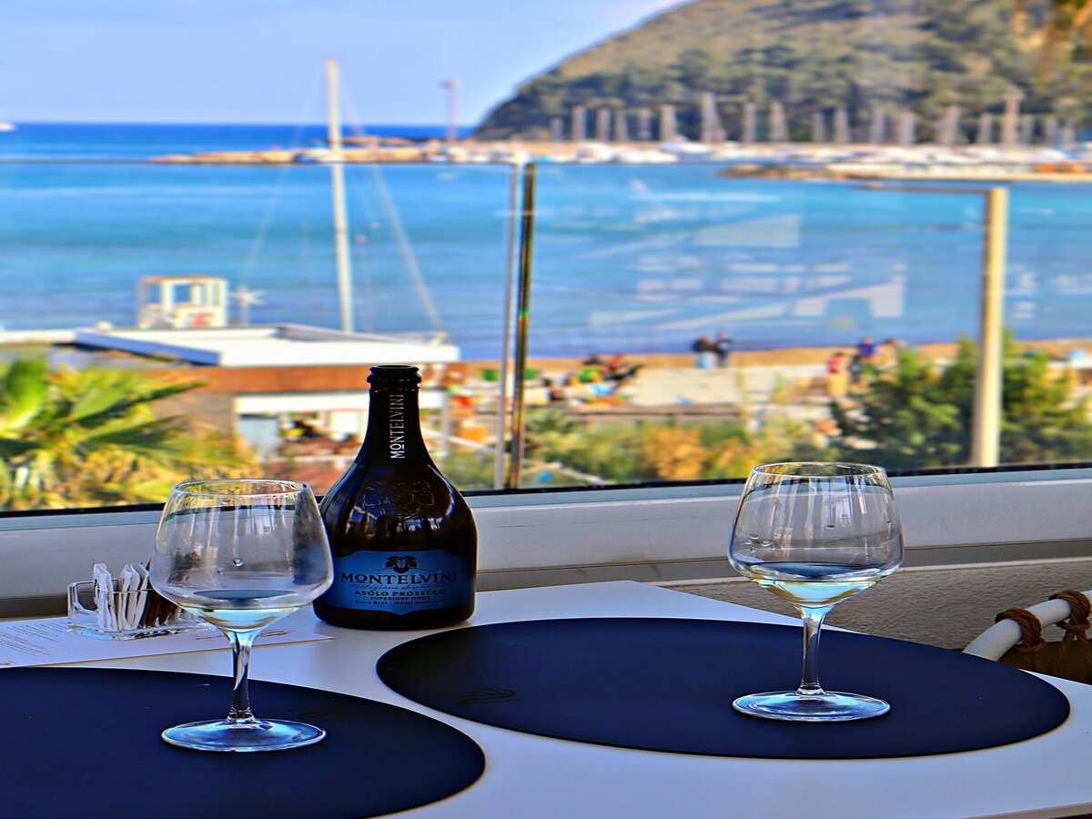 Cagliari, spritz e feste con vista su Poetto e Sella del Diavolo