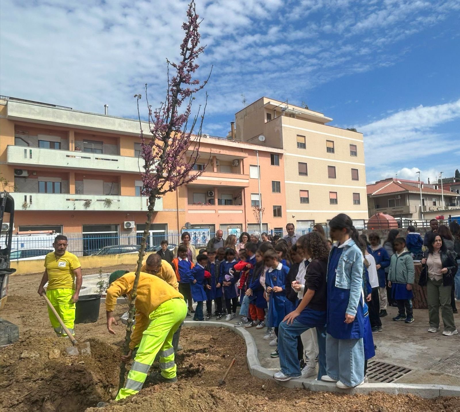 In via Cimabue 'Gli alberi del futuro', i bimbi immaginano il giardino fra 20 anni e partecipano alle operazioni di piantumazione