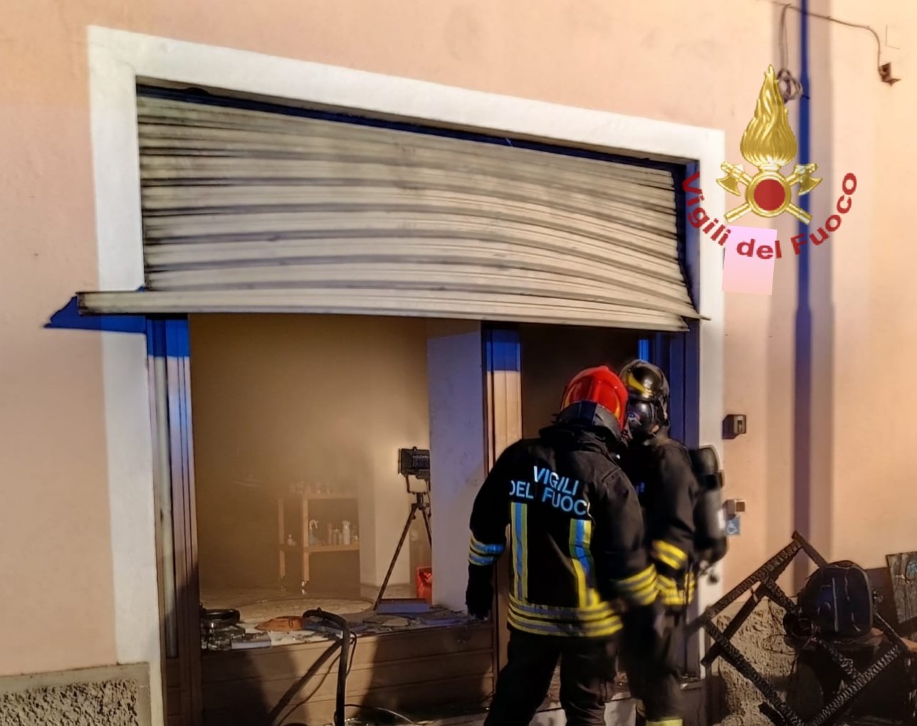 Incendio in un laboratorio d’arte a Quartu, le fiamme divorano quadri e opere