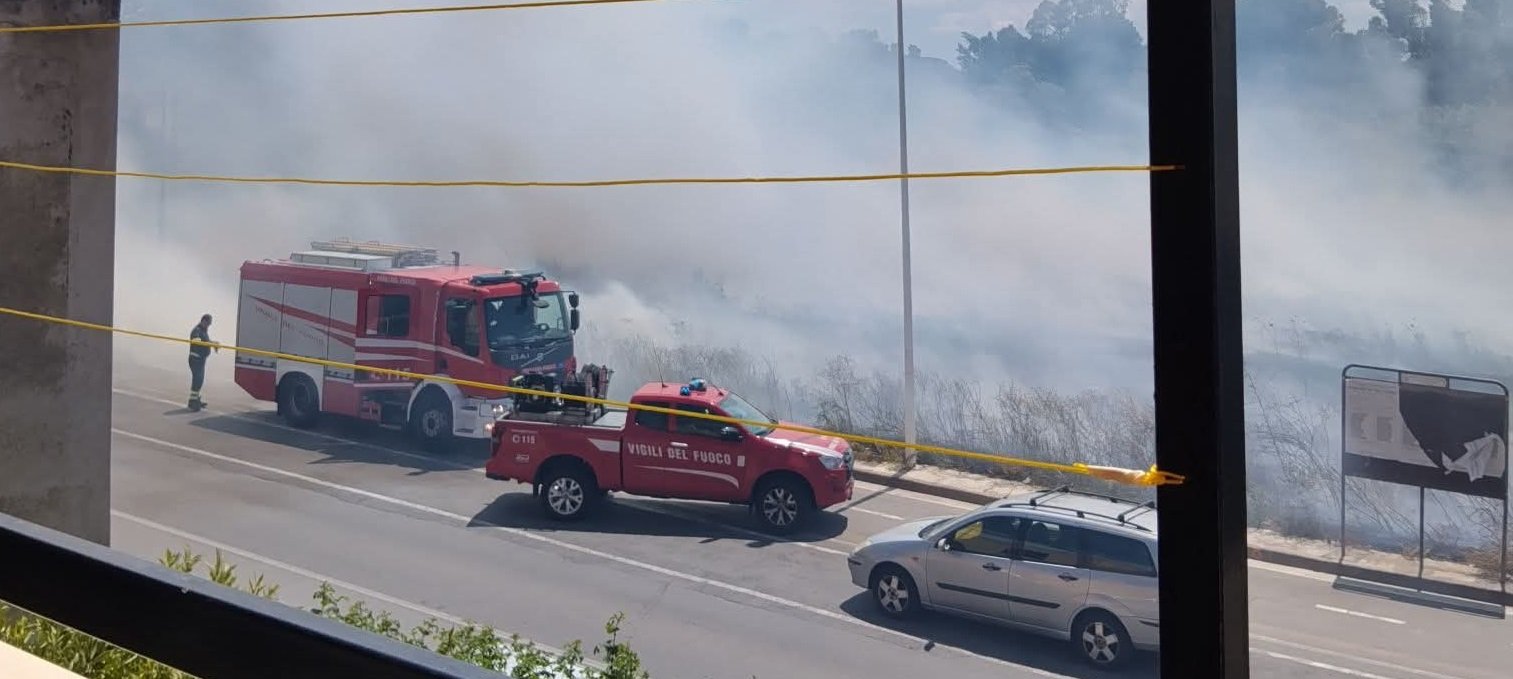 Paura a Quartu: le fiamme assediano il parco di Molentargius