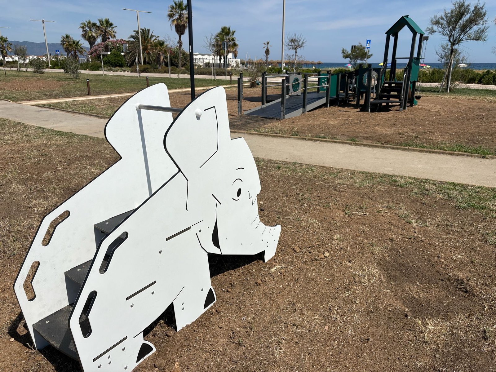 Parco giochi nuovo e inclusivo al Poetto: molle-squaletti e scivolo-elefante accanto al mega-attrezzo accessibile dai disabili