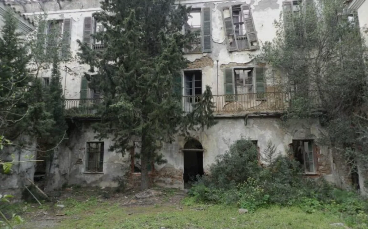 Lo sapevate? In Sardegna c’è un villaggio abbandonato con un palazzo ancora perfettamente affrescato