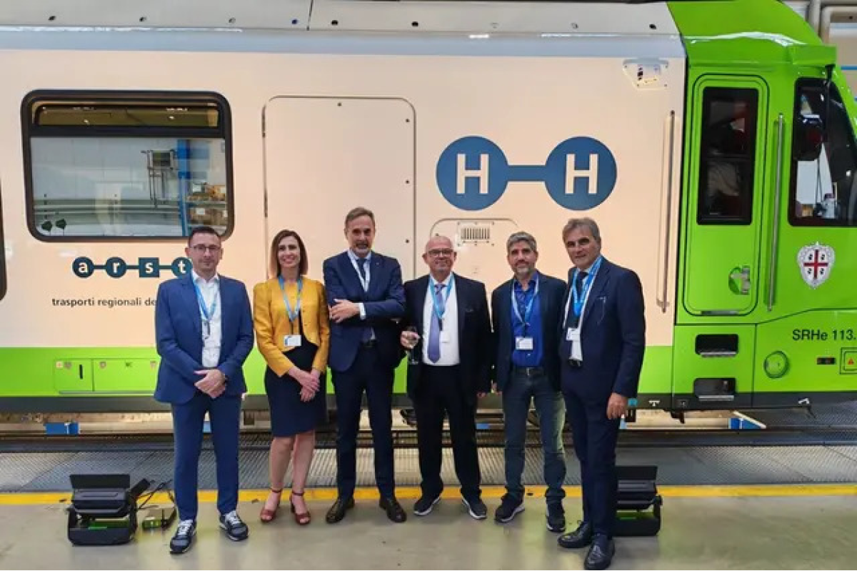 La Sardegna corre verso il futuro: presentata in Svizzera la rivoluzione del primo treno a idrogeno al mondo per linee a scartamento ridotto