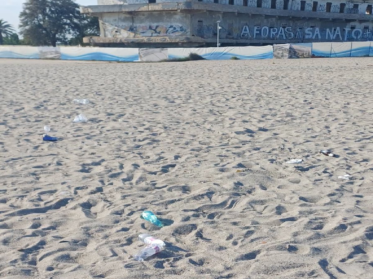 Cagliari, invasione di rifiuti al Poetto davanti all’ex Marino: “E c’è chi vorrebbe togliere la posidonia”