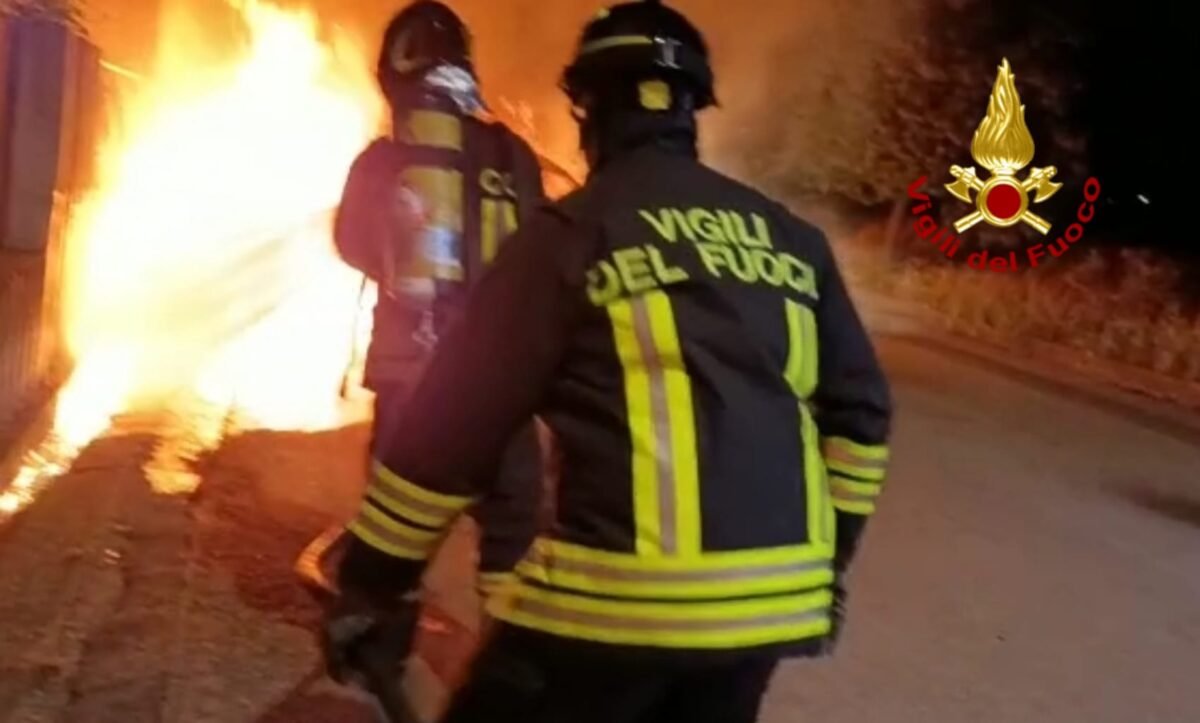Notte di paura a Codrongianos: bomba e incendio al campo sportivo, danni agli spogliatoi
