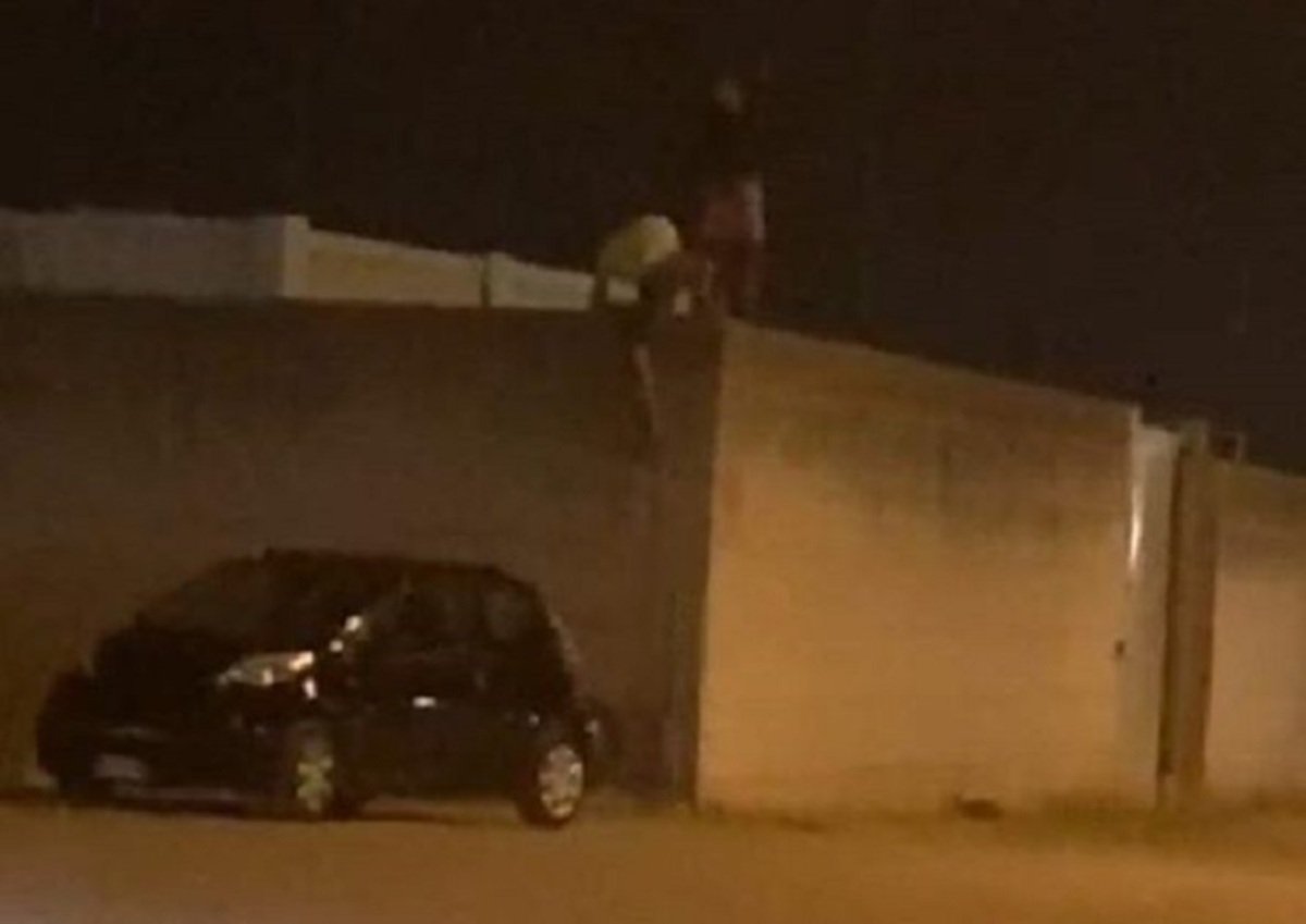 Monastir, tensione nell’hotspot: crescono le fughe dei migranti e scatta l’allarme dei sindacati di polizia