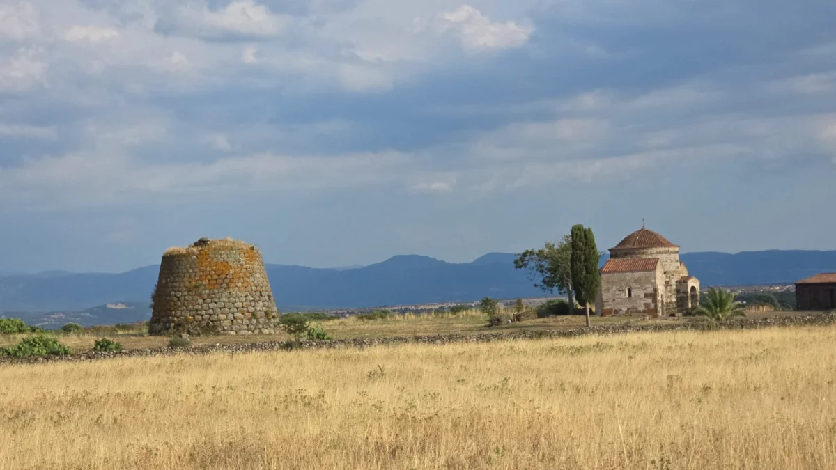 Una chiesa costruita accanto a un nuraghe: il luogo che racconta tremila anni di storia. Dove ci troviamo?