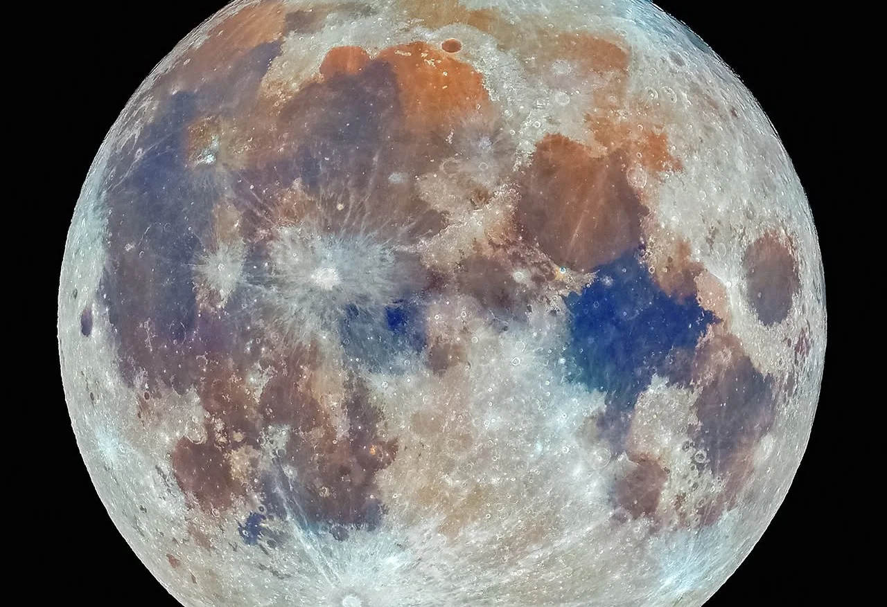 Miniluna delle Fragole vista dalla Sardegna: uno scatto straordinario rivela i veri colori del satellite