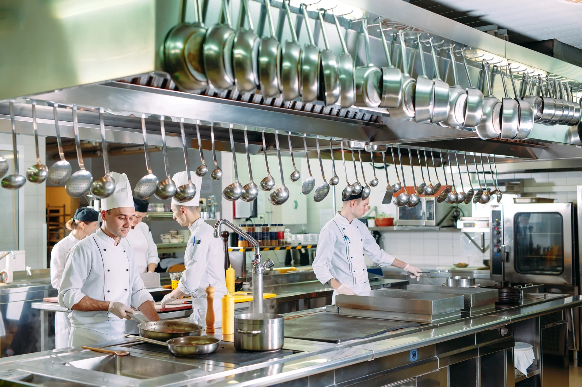 Intelligenza Artificiale, HACCP e ritmi folli: la cucina sarda cambia, e ora la parola passa ai cuochi
