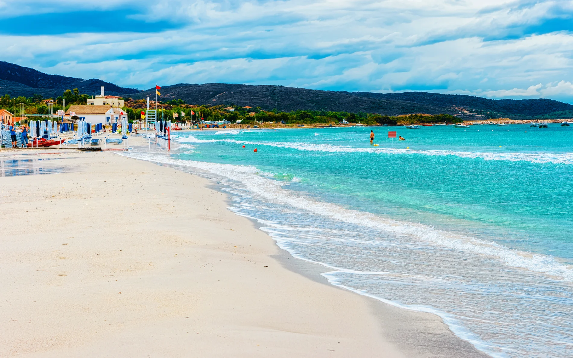 Dramma sulla spiaggia a San Teodoro: un malore improvviso stronca un 70enne a La Cinta