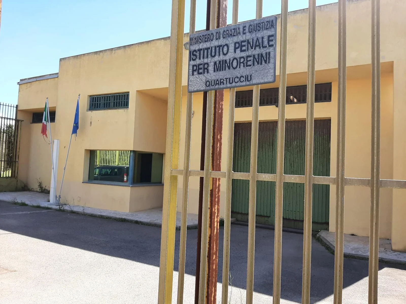 Rissa tra giovanissimi a Olmedo: minorenne accoltella un coetaneo fuori da un bar