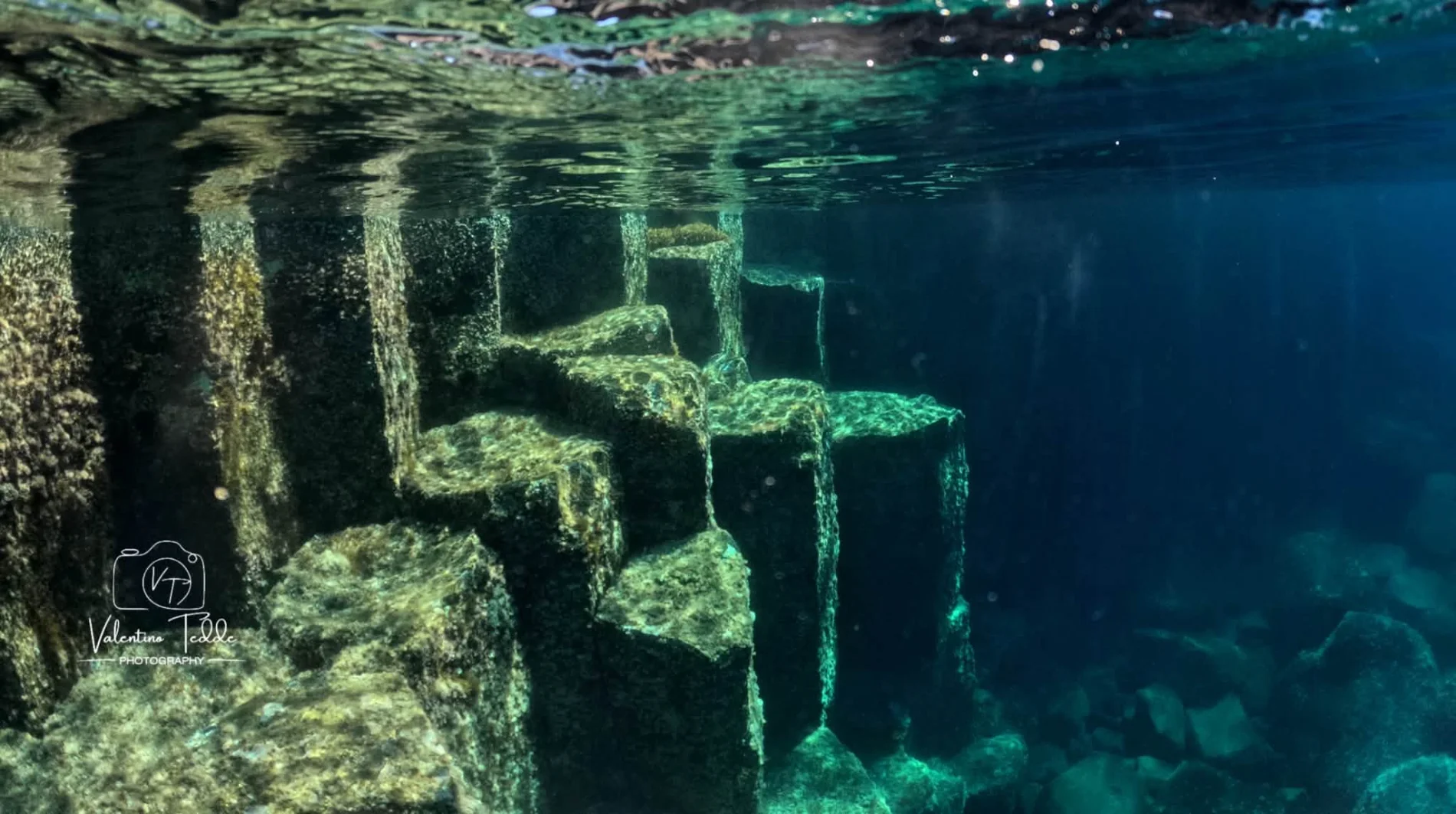 Una spettacolare muraglia di prismi geometrici a picco sul mare: sapete in quale angolo di Sardegna ci troviamo?