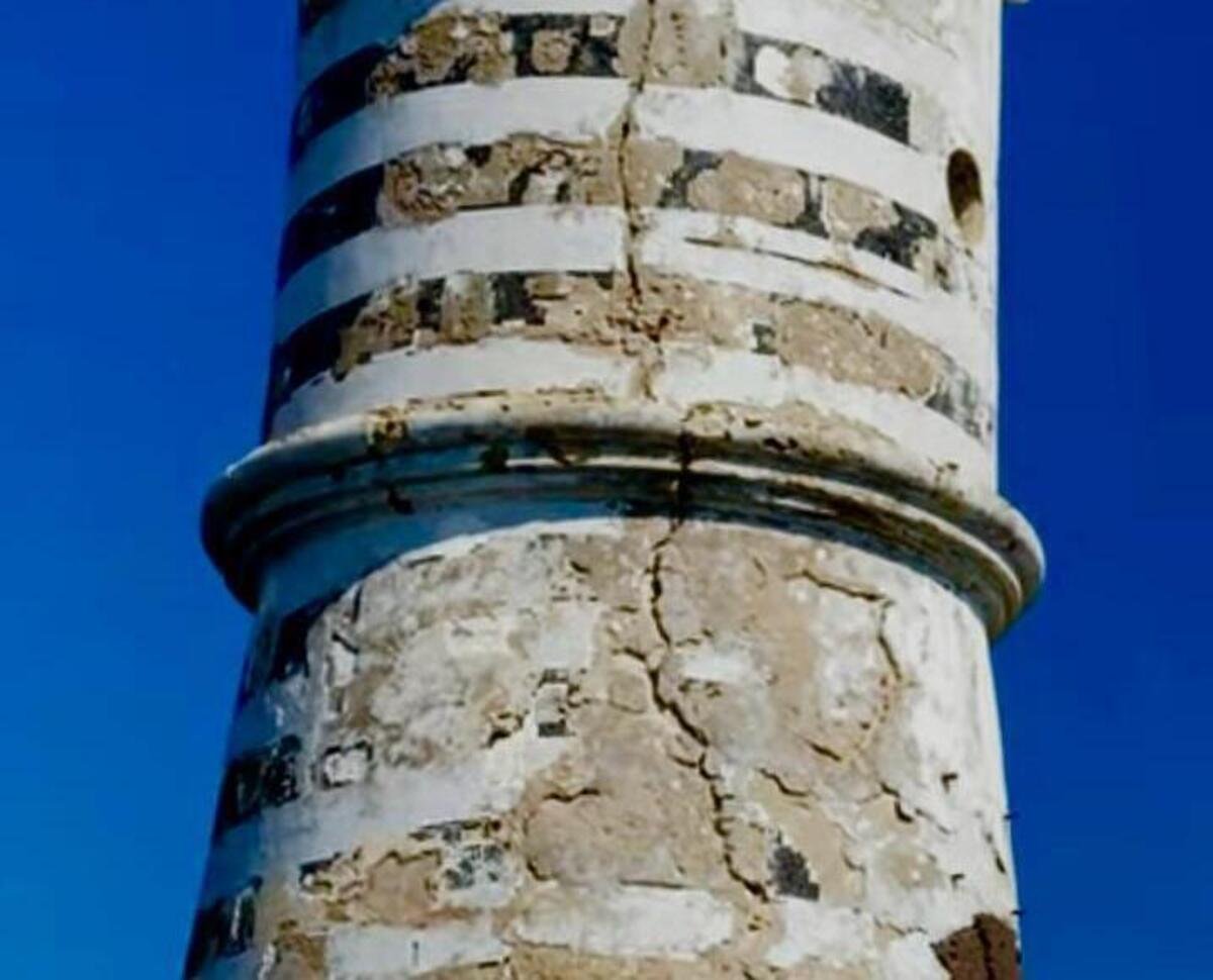 Calasetta, l’agonia dell’iconico Mangiabarche: la corsa contro il tempo per salvare il faro simbolo del Sulcis dal baratro