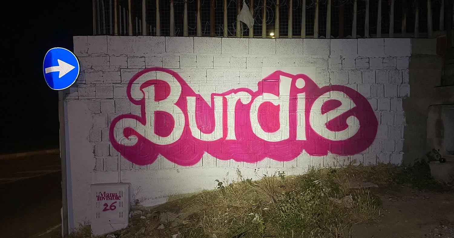 Dimenticate la bionda e perfetta Barbie: a Cagliari arriva “Burdie”, il nuovo murale ironico di Manu Invisible