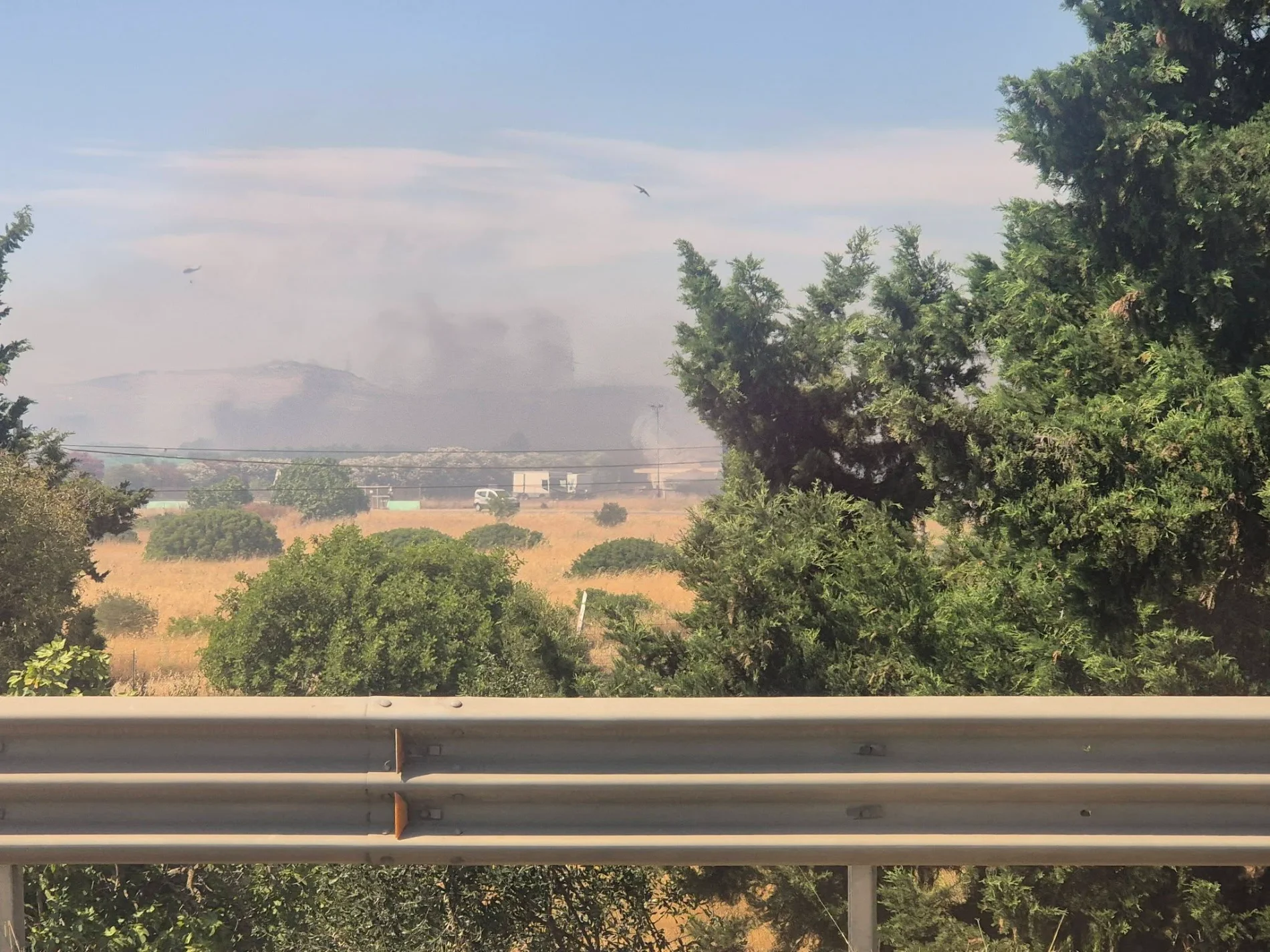 Inferno di fuoco alle porte di Cagliari: bloccate le strade, la metro e fumo sul Policlinico
