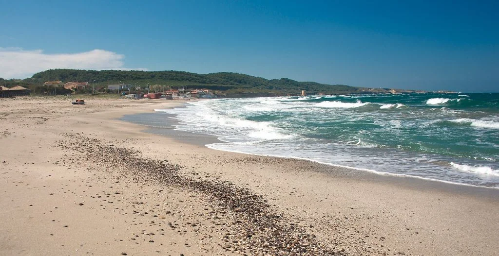 Tragedia al Lido di Platamona: 78enne accusa un malore in mare e muore davanti alla figlia