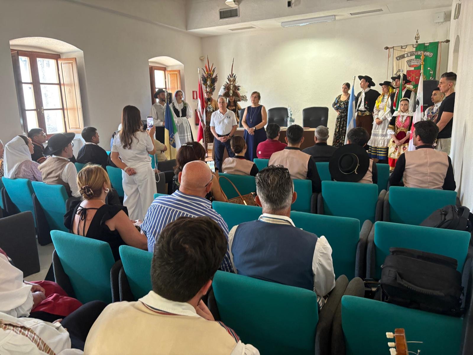Nella Sala dell'Affresco il tradizionale incontro tra istituzioni e gruppi presenti in città per Sciampitta, tra colori, musiche e sorrisi