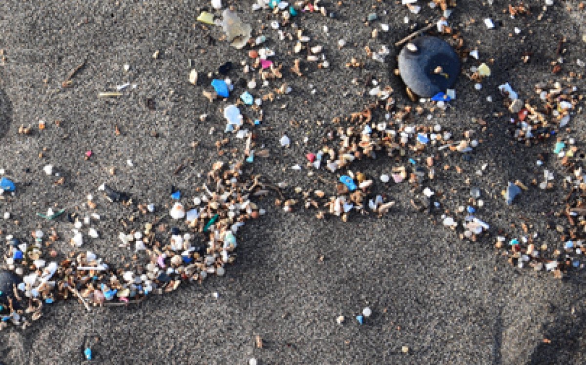 Emergenza ambientale al Poetto: l’arenile di Cagliari invaso da una distesa di microplastiche