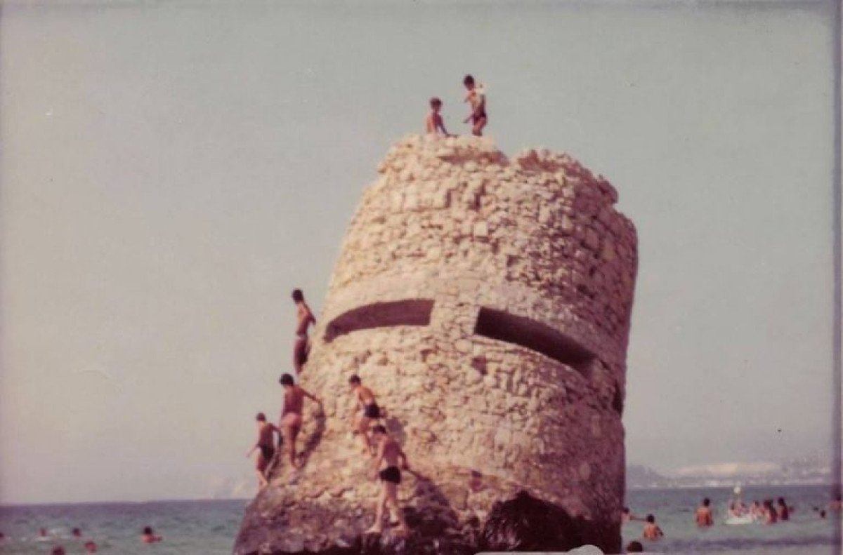 Memorie sommerse: la Torre di Carcangiolas tra i tuffi del passato e la solitudine del mare