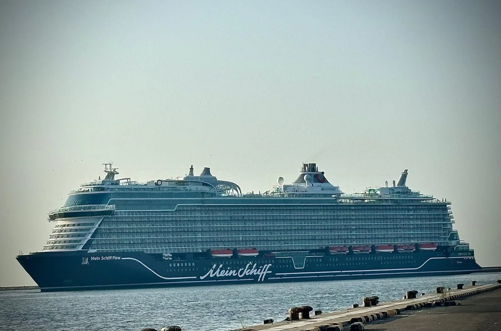 Cagliari conquista il turismo di lusso: scalo inaugurale per i 4mila passeggeri della Mein Schiff Flow