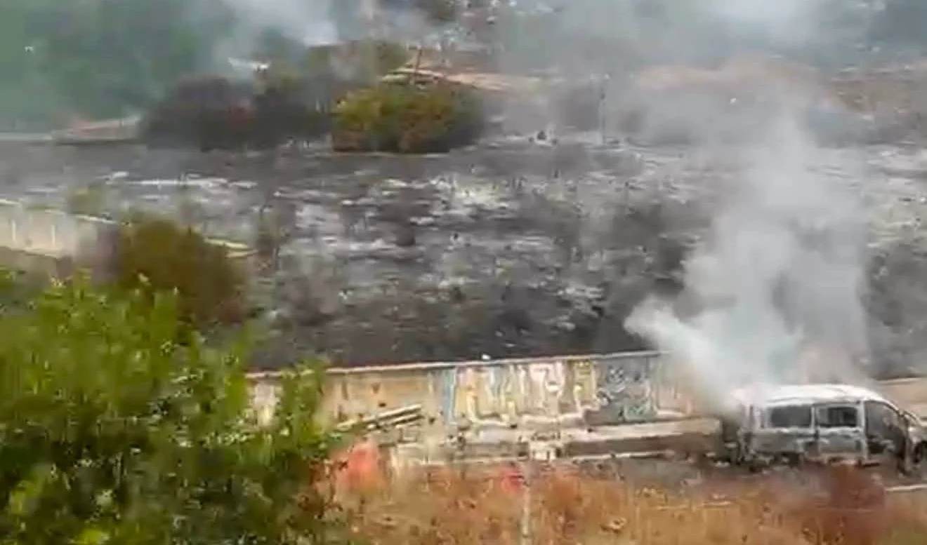 Inferno sulla SS 125 a Solanas: scontro tra tre auto provoca un morto e 13 feriti. Maxi incendio dopo l’incidente