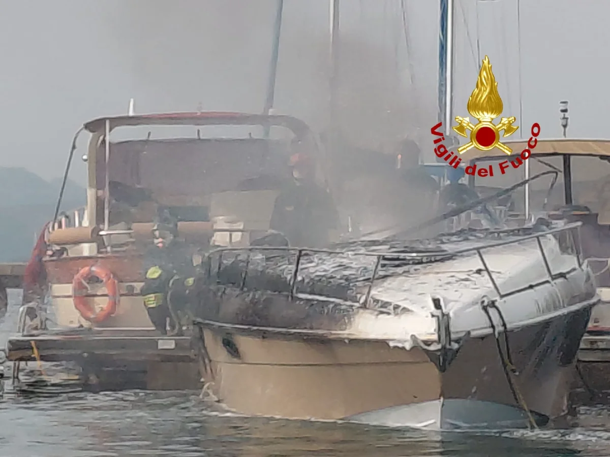 La Maddalena, incendio su un’imbarcazione a Cala Camiciotto: evitato il propagarsi delle fiamme