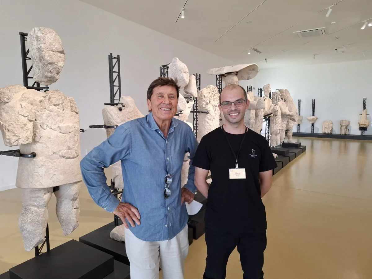Gianni Morandi alla scoperta dei Giganti di Mont’e Prama: visita al museo di Cabras