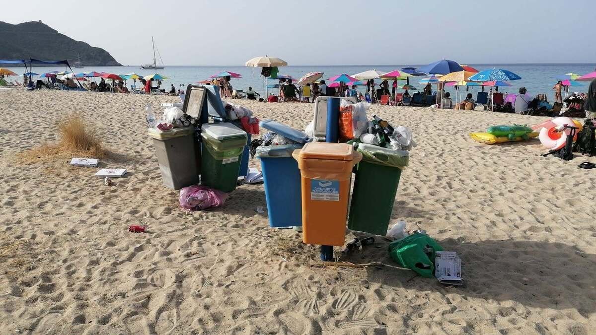 “Sardegna fatti bella” resta un miraggio: cumuli di rifiuti e degrado selvaggio deturpano la spiaggia di Solanas