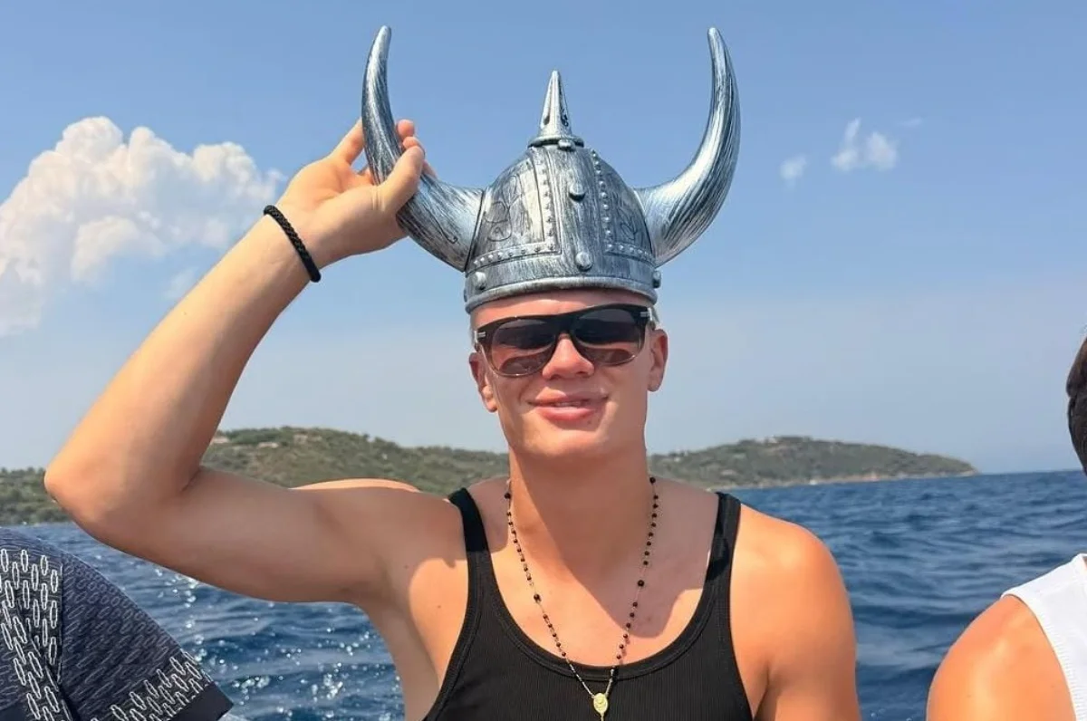 Haaland festeggia 26 anni in Costa Smeralda: compleanno da “vichingo” nello yacht in Sardegna