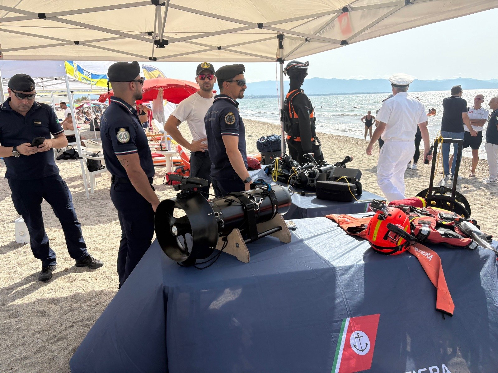 Al Poetto di Quartu le istituzioni fanno sinergia per promuovere la sicurezza in mare, tra esercitazioni, dimostrazioni e laboratori
