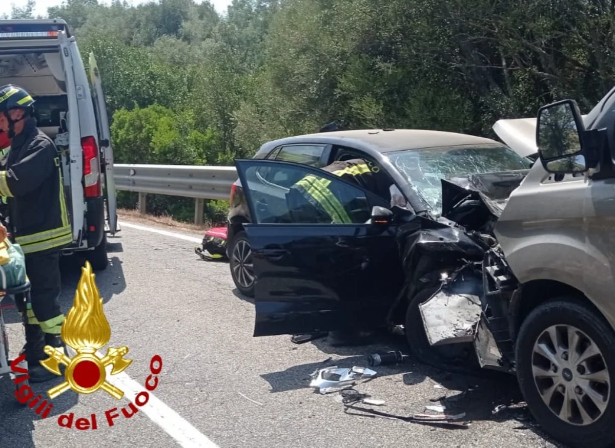 Violento frontale sulla SS 125: 6 feriti tra Arzachena e Olbia, 2 minori d’urgenza in ospedale, 3 estratti dalle lamiere
