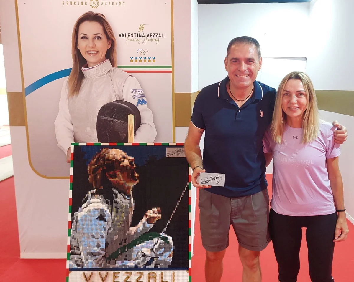 Valentina Vezzali in un mosaico di Lego: l’omaggio dell’artista sardo Maurizio Lampis alla campionessa